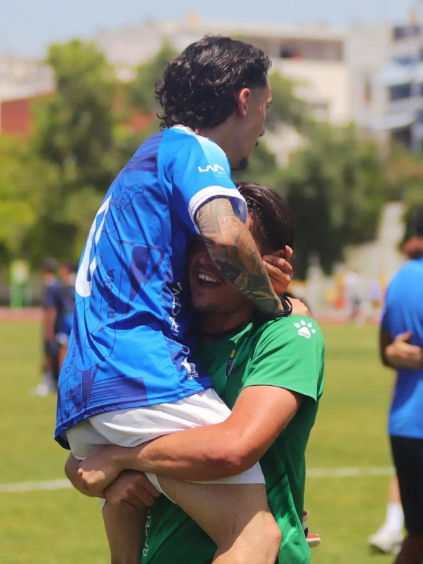 Falín Se abraza a David García a la finalización del partido (IVÁN MÁRQUEZ/ UD MARACENA) Falín Se abraza a David García a la finalización del partido (IVÁN MÁRQUEZ/ UD MARACENA)