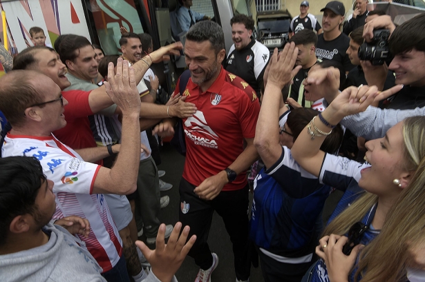 Los aficionados en el recibimiento al autobús del equipo en el último partido en casa (GP MEDIA)