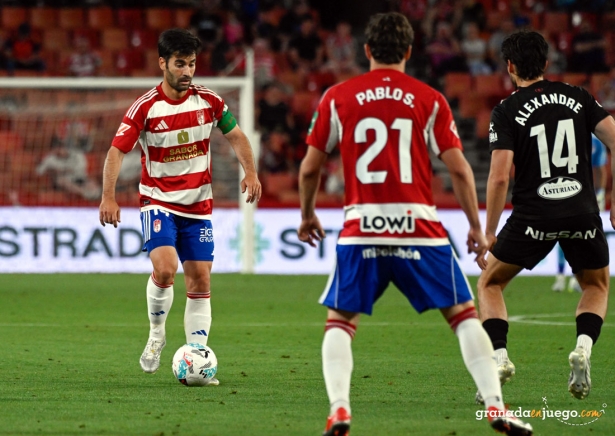 Manu Trigueros con el balón en el choque ante el Real Sporting (JOSÉ M. BALDOMERO) Manu Trigueros con el balón en el choque ante el Real Sporting (JOSÉ M. BALDOMERO)