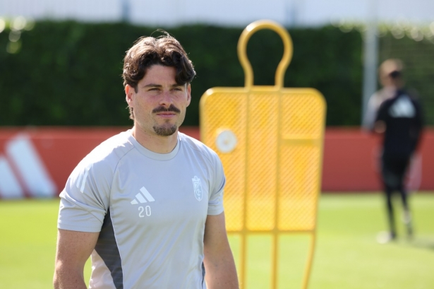 Sergio Ruiz se marcha del Granada (J. AZCOYTIA)