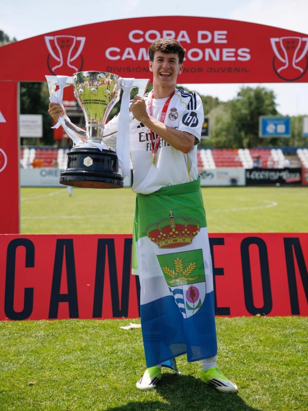 Javi Bailón celebra la Copa de Campeones con el Real Madrid 