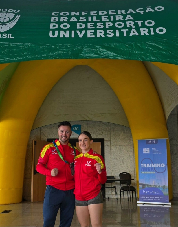 Abril Ángulo y si entrenador con la medalla de bronce Abril Ángulo y si entrenador con la medalla de bronce