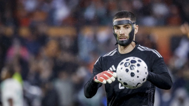 Luca lució una máscara en su debut en el Mundial 