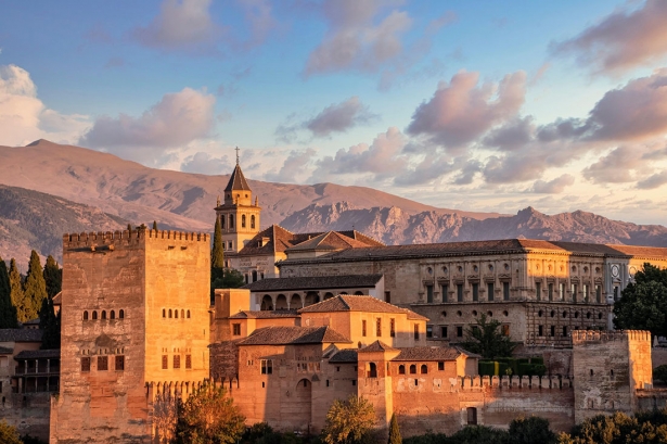 Granada recibe a estudiantes procedentes de otras provincias y países (PIXABAY)