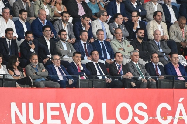 La Junta General se aplaza (J.M. BALDOMERO) La Junta General se aplaza (J.M. BALDOMERO)
