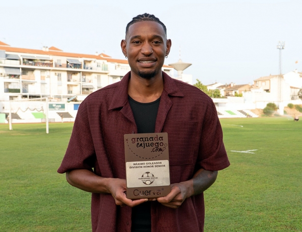 Lester, jugador de la UD Maracena, con el trofeo de máximo goleador de los equipos granadinos en División de Honor Sénior (JUAN HERNÁNDEZ)