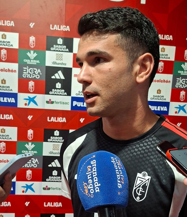 Pau Casadesús, jugador del Granada CF, en zona mixta (J. PALMA)
