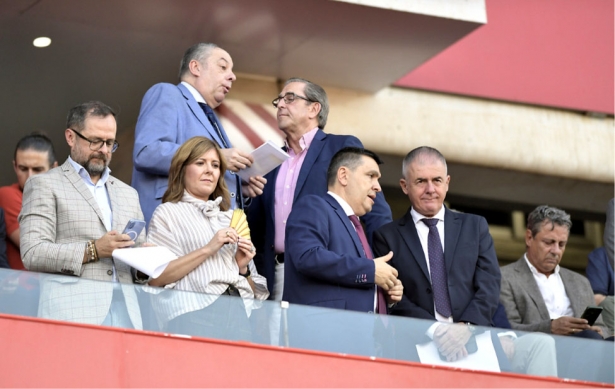 Lucas Alcaraz junto a Jorge Iglesias, concejal de Deportes del Ayuntamiento de Granada, en el palco (GP MEDIA) Lucas Alcaraz junto a Jorge Iglesias, concejal de Deportes del Ayuntamiento de Granada, en el palco (GP MEDIA)