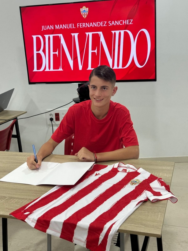 Juanma Fernández firma por la UD Almería 