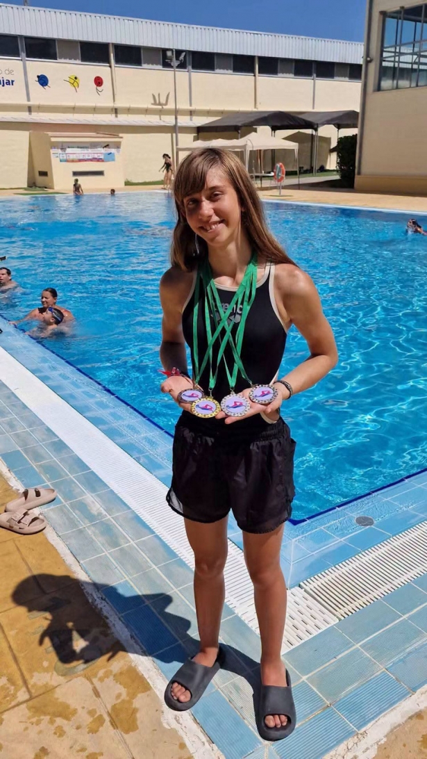 Chloe García Cruz con sus medallas Chloe García Cruz con sus medallas