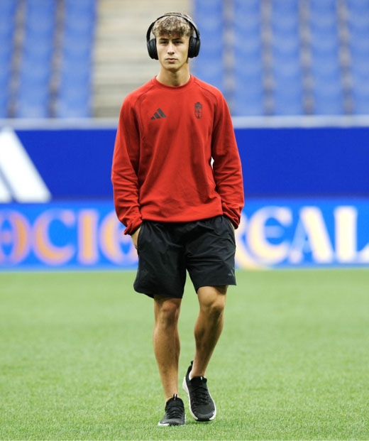 El canterano Angelo pasea por el césped del estasdio `Carlos Tartiere` (GCF)
