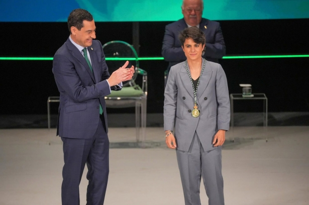 El presidente de la Junta, Juanma Moreno (i) impone la medalla de Andalucía al deporte, a María Pérez (FRANCISCO J. OLMO - EUROPA PRESS)