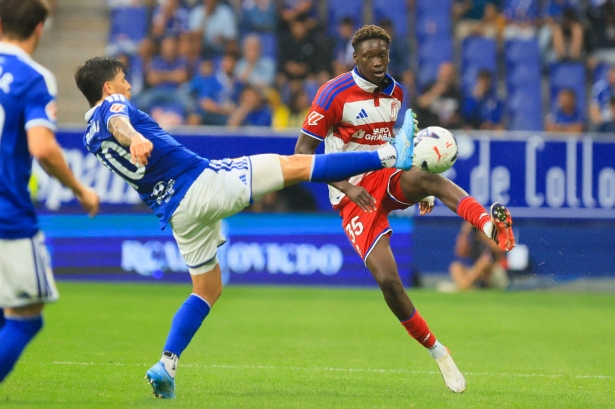 Bourama Dembelé, que fue titular ante el Real Oviedo, en una de las acciones del encuentro (LOF)