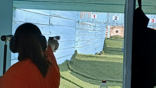Una tiradora durante la competición 