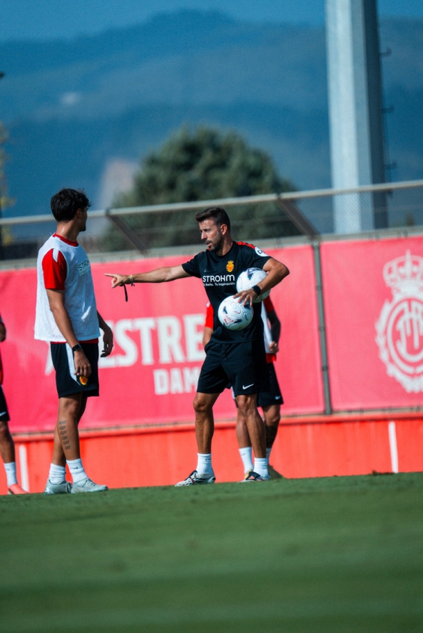 Luis García da instrucciones en un entrenamiento del Mallorca (RCD MALLORCA) Luis García da instrucciones en un entrenamiento del Mallorca (RCD MALLORCA)