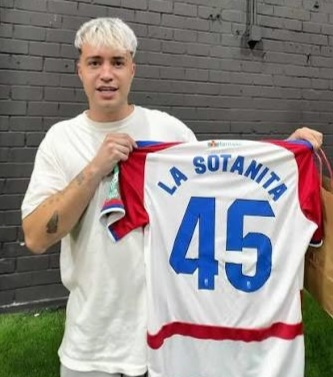 La Sotanita con la camiseta del Granada CF La Sotanita con la camiseta del Granada CF