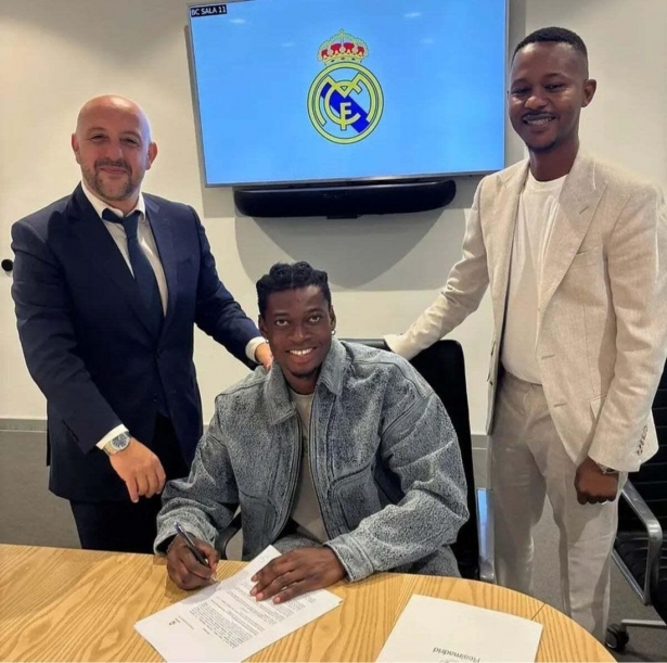 Oscar ya ha estampado su firma con el Real Madrid (Best of you) Oscar ya ha estampado su firma con el Real Madrid (Best of you)