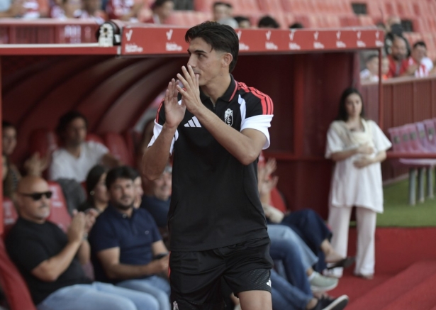 Alberto Flores saludando durante su presentación (GP MEDIA)