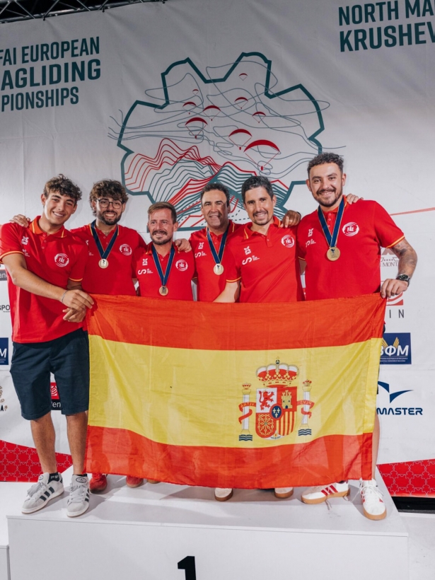 Marcelo Sánchez con los compañeros de la selección española de parapente (OJO VOLADOR)