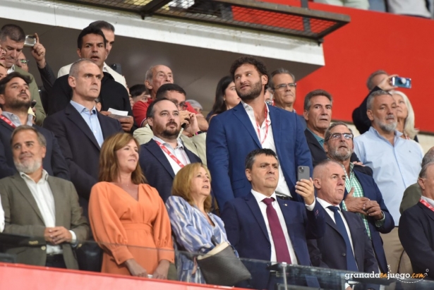Schwimer estuvo junto a Beristain viendo el partido ante el Mallorca (J.M. BALDOMERO) Schwimer estuvo junto a Beristain viendo el partido ante el Mallorca (J.M. BALDOMERO)