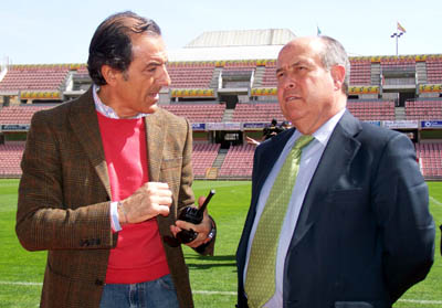 Torres Hurtado durante una visita a `Los Cármenes` con Paco Barranco