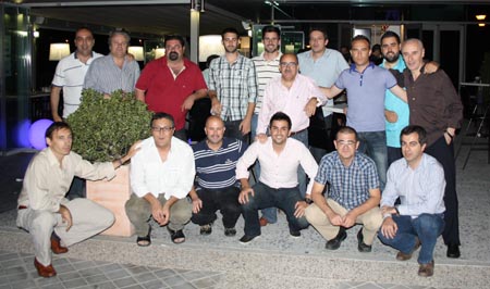 Foto de familia tras la velada a las puertas del local (GRJ)
