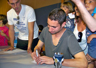 Álex Geijo firmando autógrafos en el Medina Lauxa (CASTILLO)