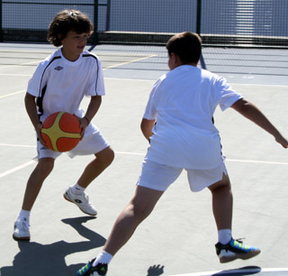 Alumnos del Campus practicando baloncesto (GRJ)