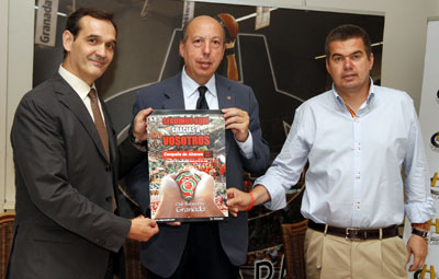 Julián Aranda, Ramiro Pérez y Carlos Díaz con el cartel de la campaña de abonados