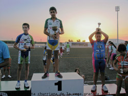 Los jóvenes ciclistas subiendo al podio de Santa Fe