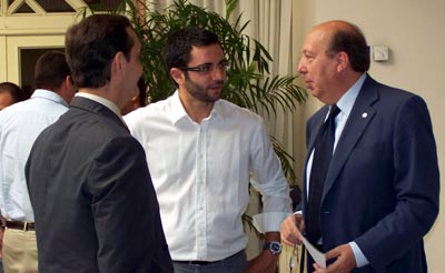 Julián Aranda, de espaldas, dialoga con Ramiro Pérez de la Blanca antes de la presentación