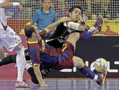 Alberto Sanz en una acción con Wilde Gomes, jugador del FC Barcelona (EUROSPORT)