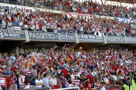 Los peñistas muestran sus críticas a los precios de los abonos en Primera División (AYALA)