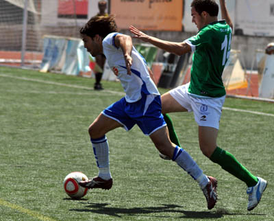 Juanma Ortiz, ahora en las filas del Real Jaén, se marcha de un rival (CASTILLO)