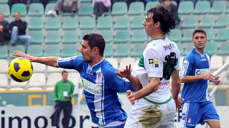 Álex Geijo continua con molestias en el hombro. (BALDOMERO)