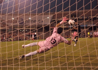 Roberto, en una acción del triangular disputado ayer en `Los Cármenes`. (AYALA)