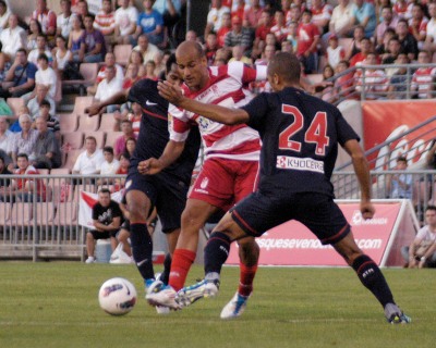 Mikel Rico busca el pase entre dos jugadores del Atlético. (AYALA)