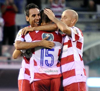 Abel Gómez felicita a Jaime Romero tras su gol ante el At. Madrid (BALDO)
