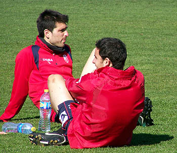 Manolo Lucena e Íñigo López estiran tras un entrenamiento. (GRJ)