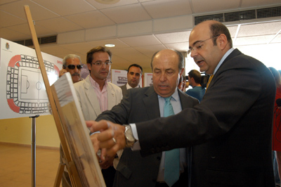 José Torres Hurtado y Sebastián Pérez miran una maqueta de la instalación