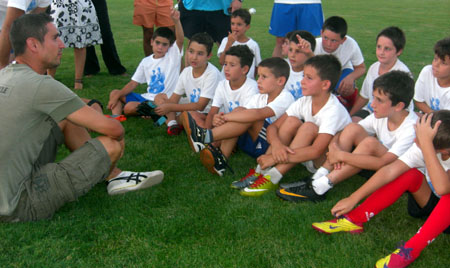 Álex Geijo charla con los participantes del IX Campus de Fútbol y Formación (GRJ)
