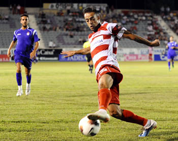 Benitez realizando un control frente al Jaén (BALDOMERO)