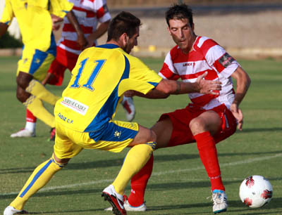 Lucena en una acción del partido ante el conjunto gaditano (LA OPINIÓN DE MURCIA)