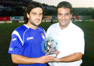Juanma Ortíz, ahora en el Jaén, recogió el trofeo al jugador más regular de la pasada campaña