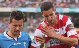 Geijo atendido por los médicos en el partido frente al Huesca (DAVID HIDALGO)