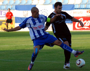 El motrileño Kike lucha el balón con Abraham (MUCHO DEPORTE)