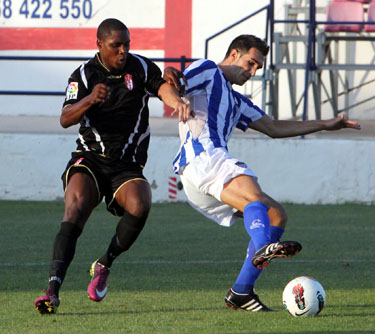 La elástica de color negro es otra de las opciones (LA OPINIÓN DE MURCIA)