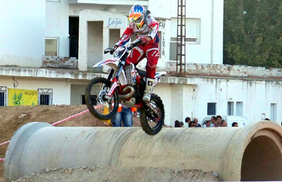 Un piloto saltando un obstáculo en el circuito habilitado en el estadio San Francisco