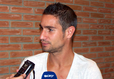 Álex Geijo, atendiendo a los medios en Los Cármenes (GRJ)