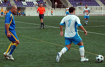 Dani Martínez, autor del gol, es presionado por un jugador almeriense